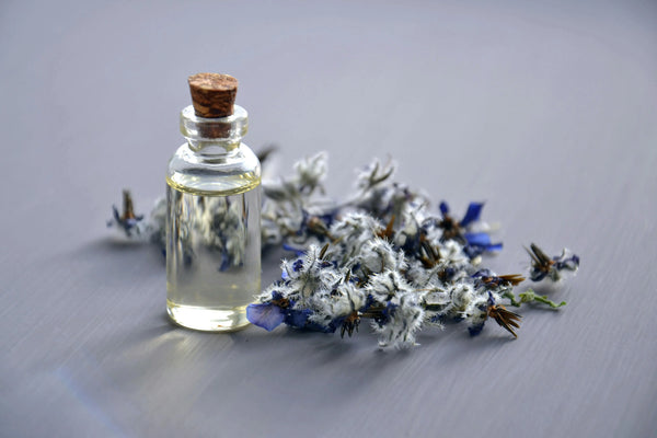 10-Astuces-Infaillibles-pour-Faire-Tenir-Votre-Parfum-Toute-la-Journée-Enfin-Révélées Seraphia